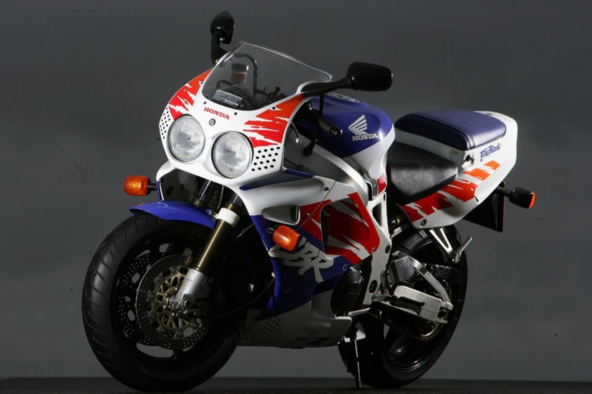 Honda-CBR900RR-Fireblade-visordown