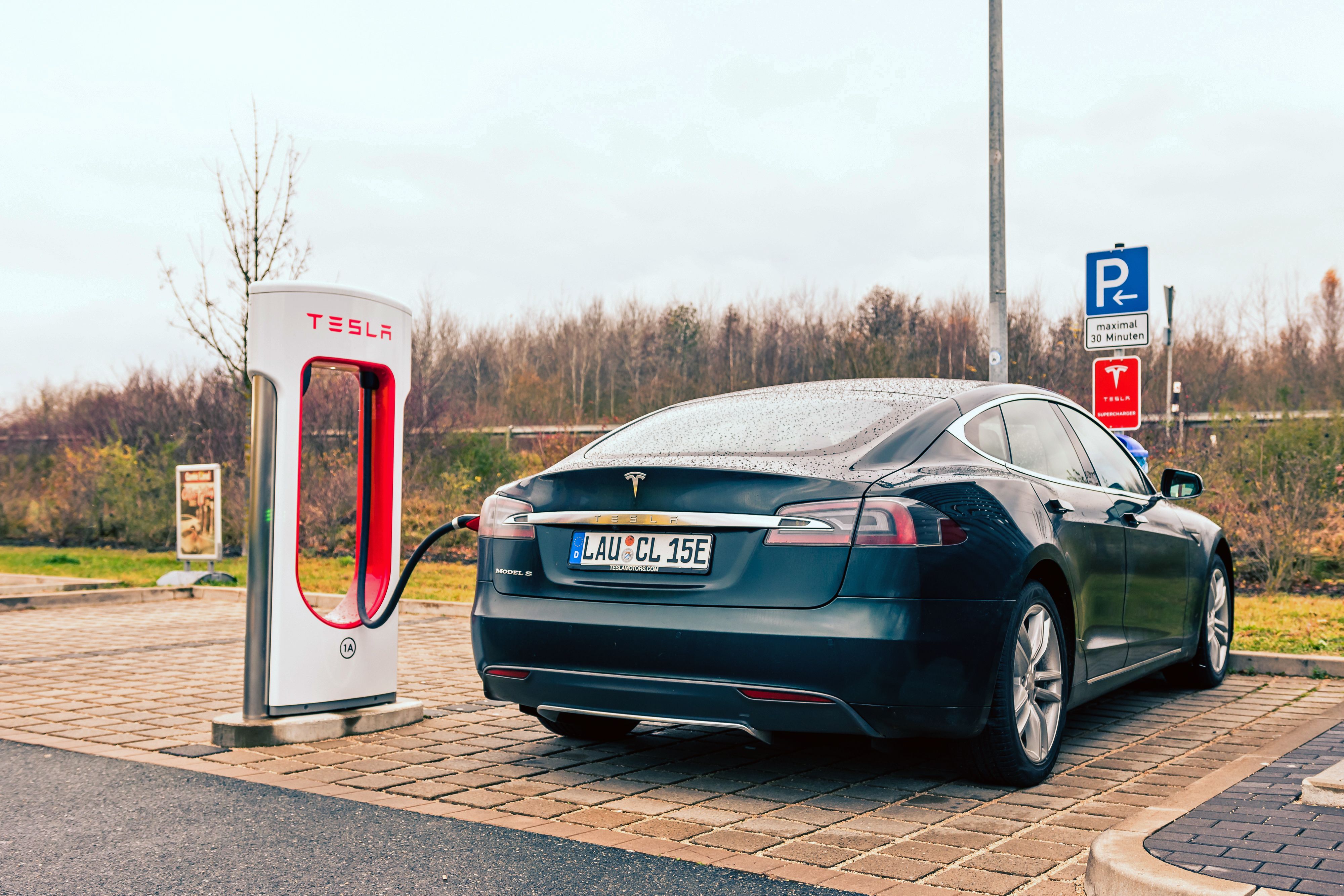 Model_S_charging_at_a_Tesla_Supercharger_station_in_Germany (1)