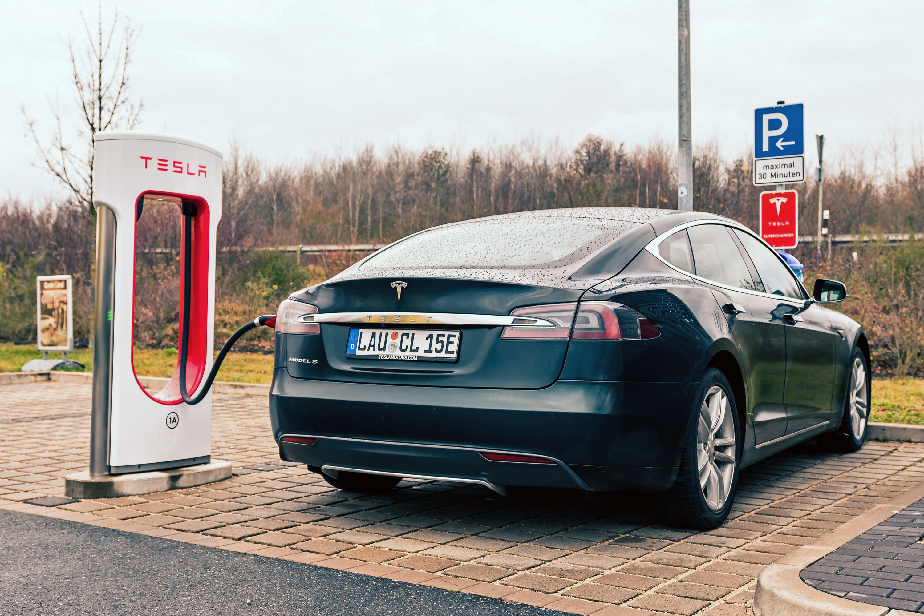 Model_S_charging_at_a_Tesla_Supercharger_station_in_Germany_crooped