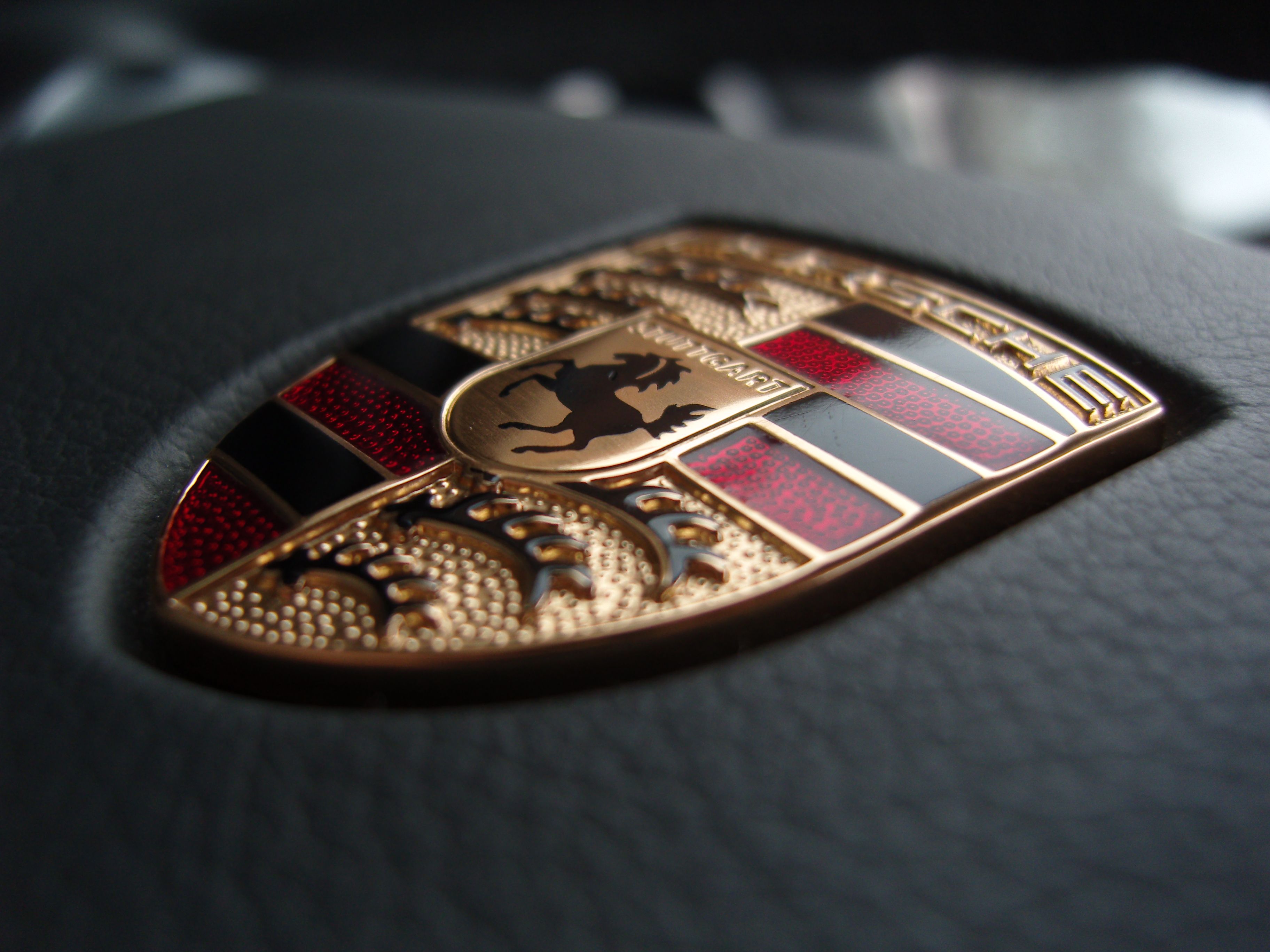 Porsche_emblem_on_a_steering_wheel