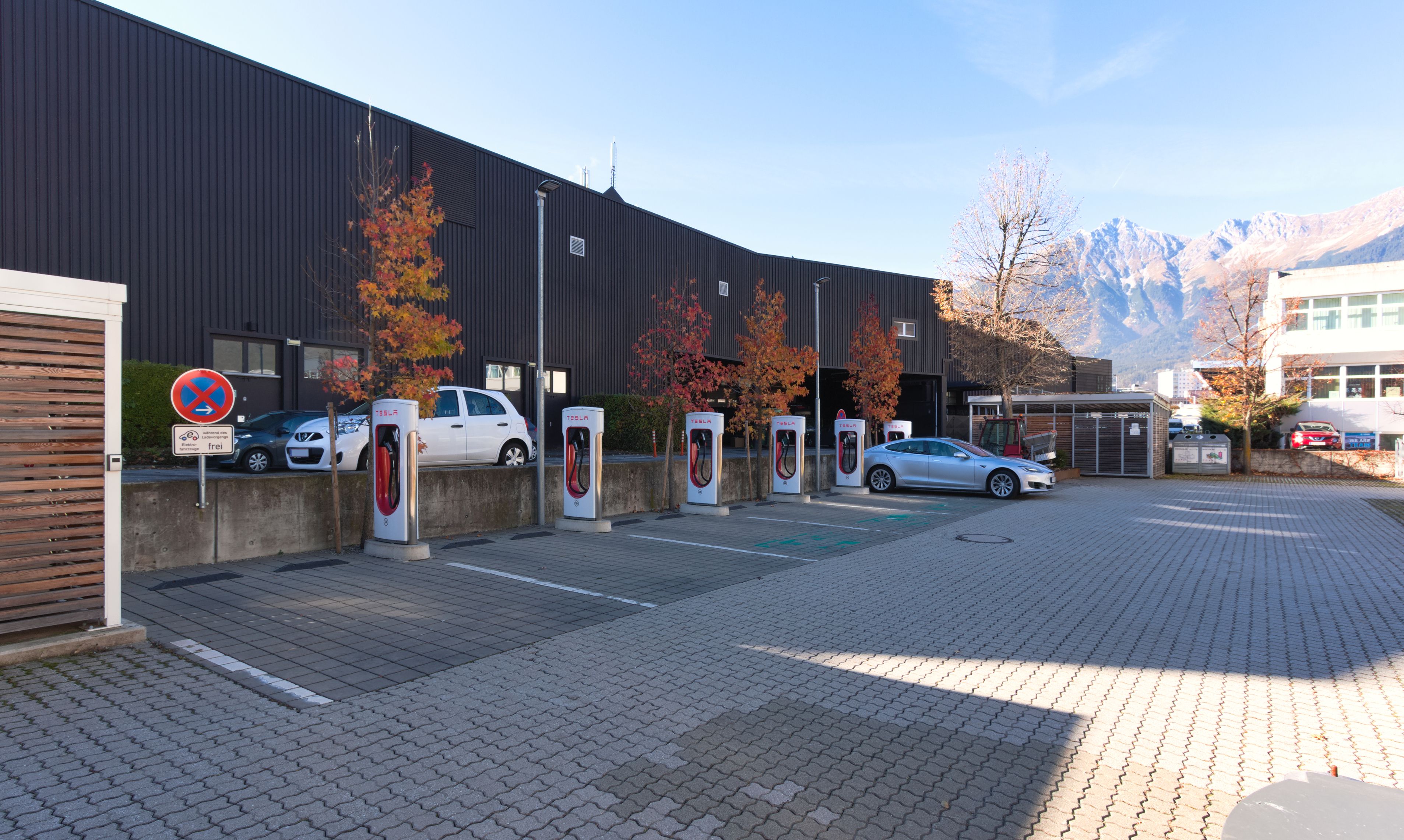 Tesla_-_Innsbruck_Supercharger-charging_station_VD_W_PNr°0763