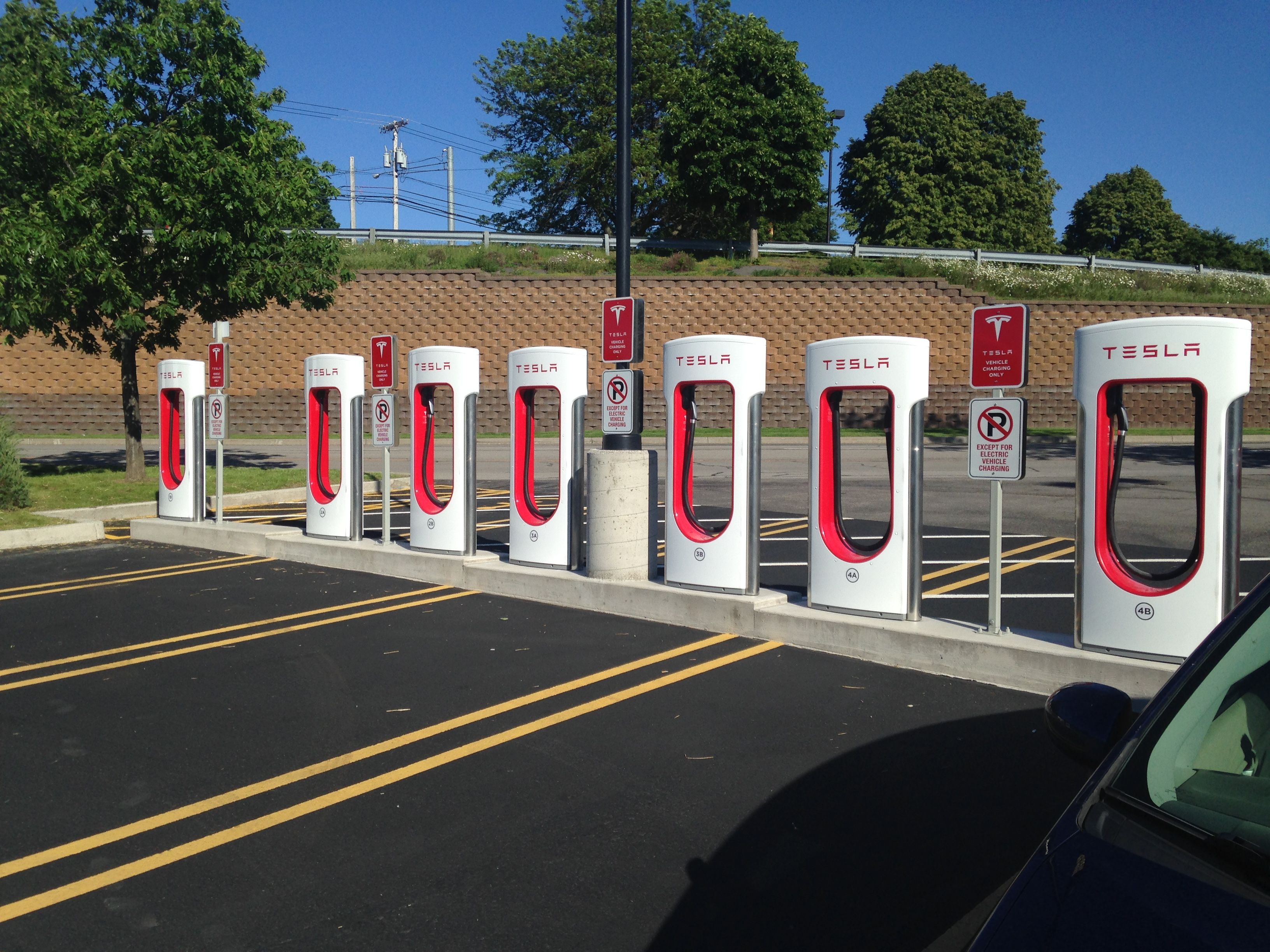 Victor_NY_(Rochester)_Tesla_supercharging_station_03