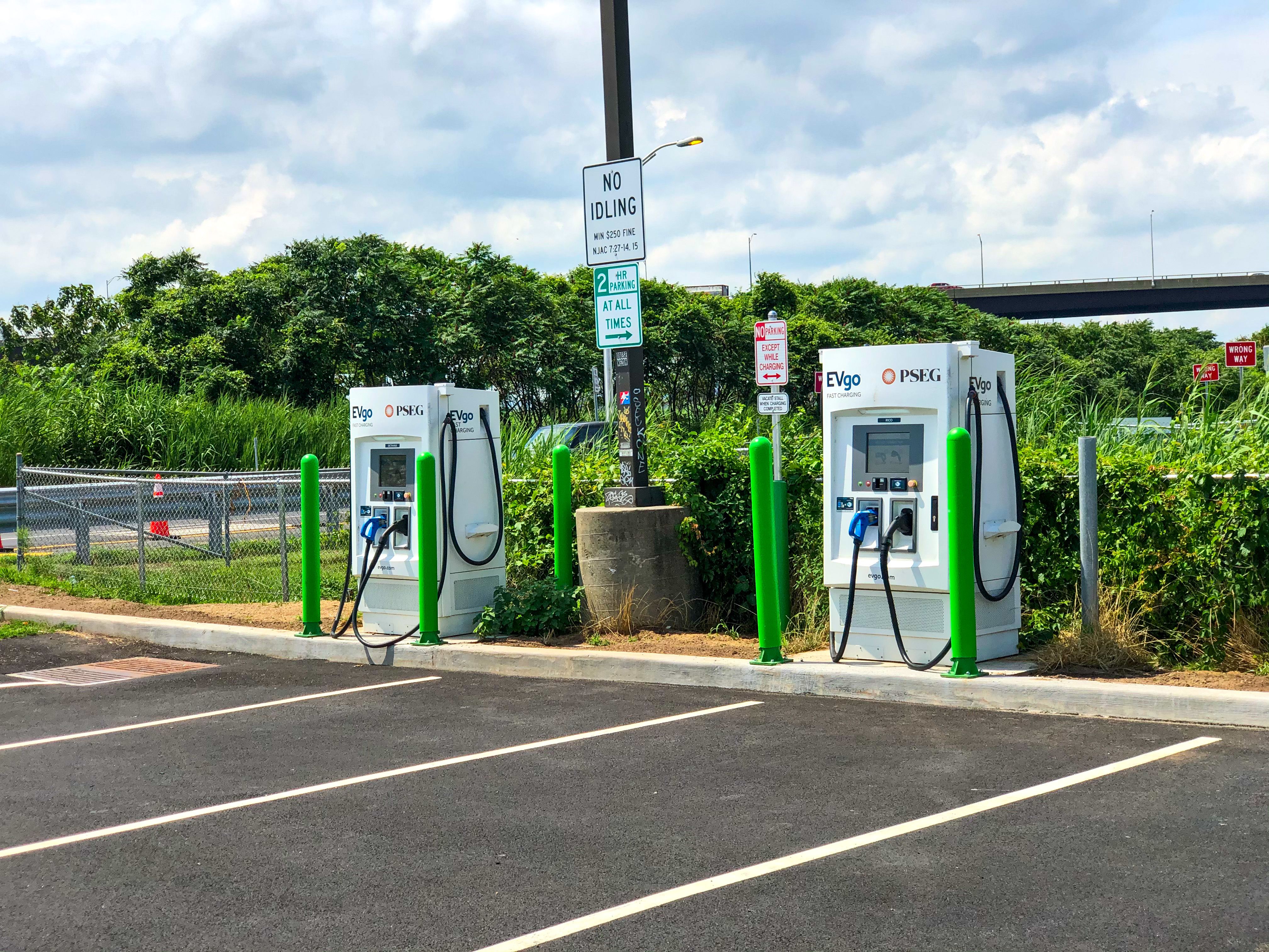 Vincent_Lombardi_Service_Area_Electric_Charging_Station