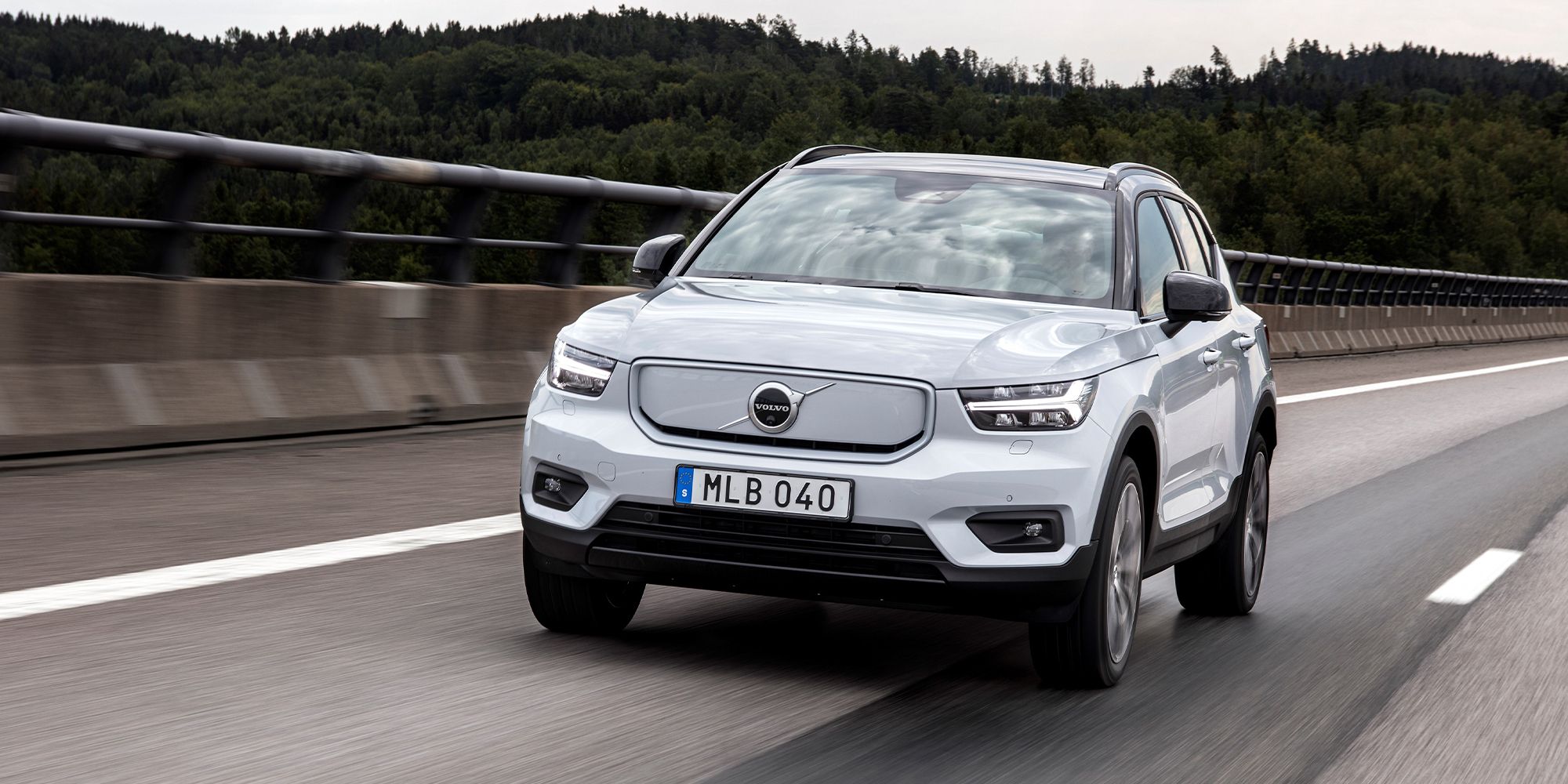 The front of the XC40 Recharge on the move
