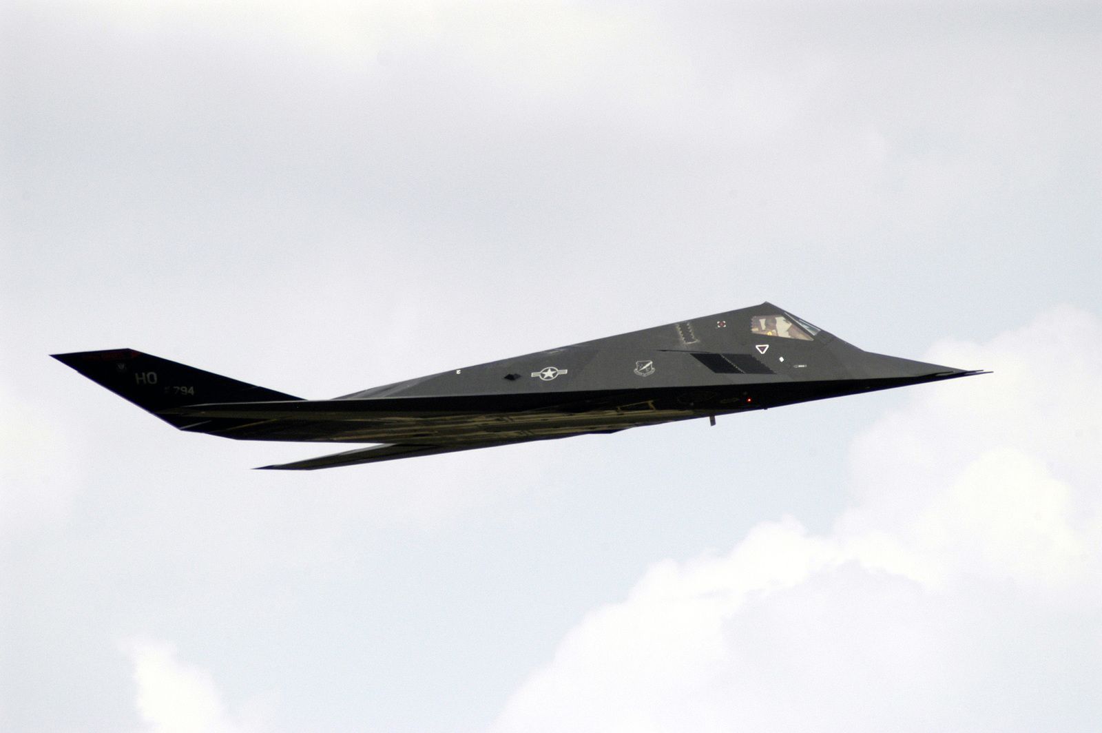 an-us-air-force-usaf-f-117a-nighthawk-stealth-fighter-aircraft-assigned-to-211dd0-1600