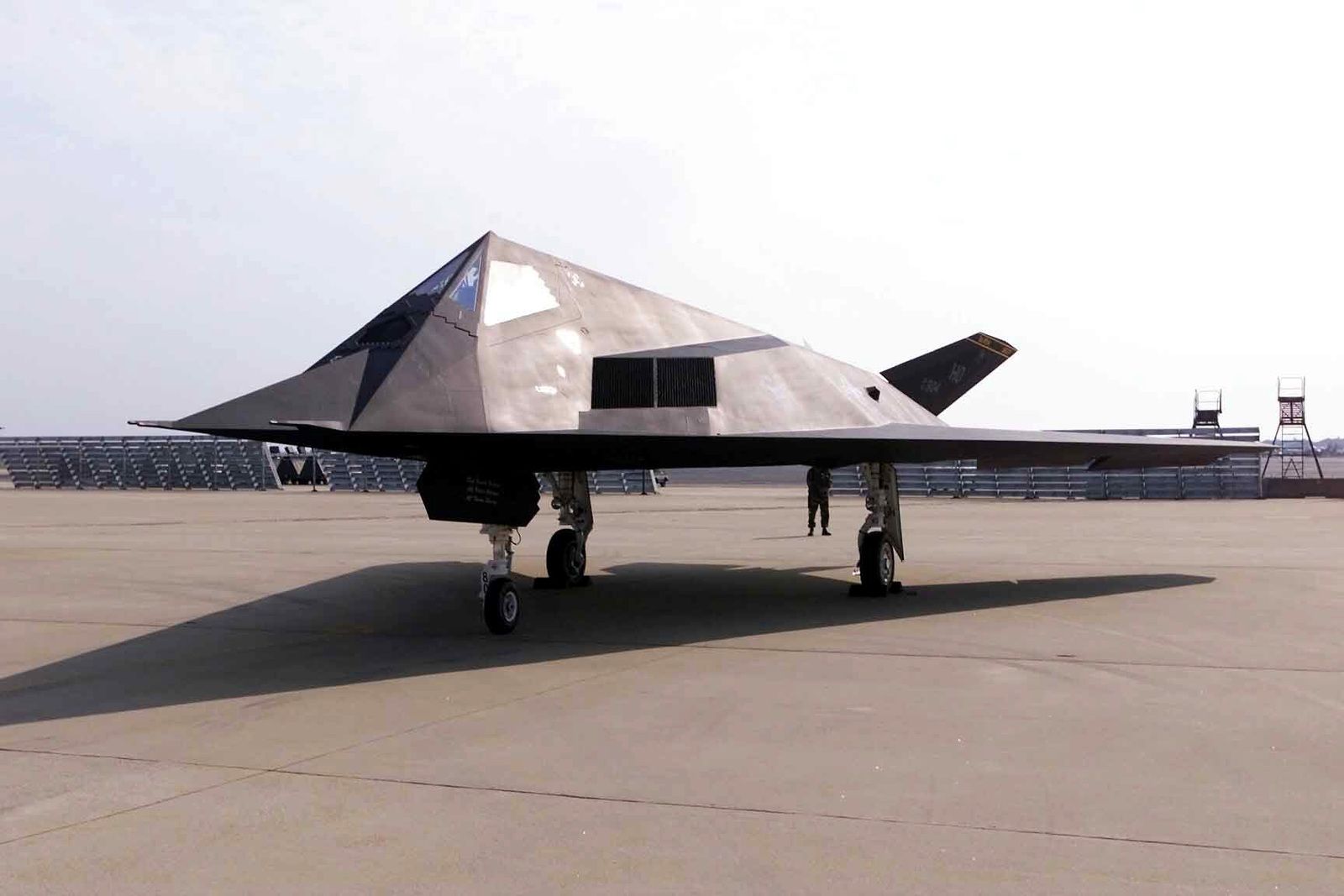 f-117a-nighthawk-stealth-fighter-attack-aircraft-on-static-display-in-support-87ccdf-1600