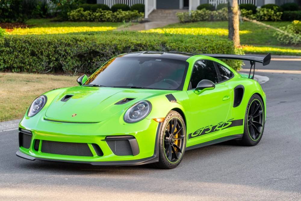 オークションのジレンマ:シボレーコルベットスティングレイ対。 ポルシェ911GT3RS