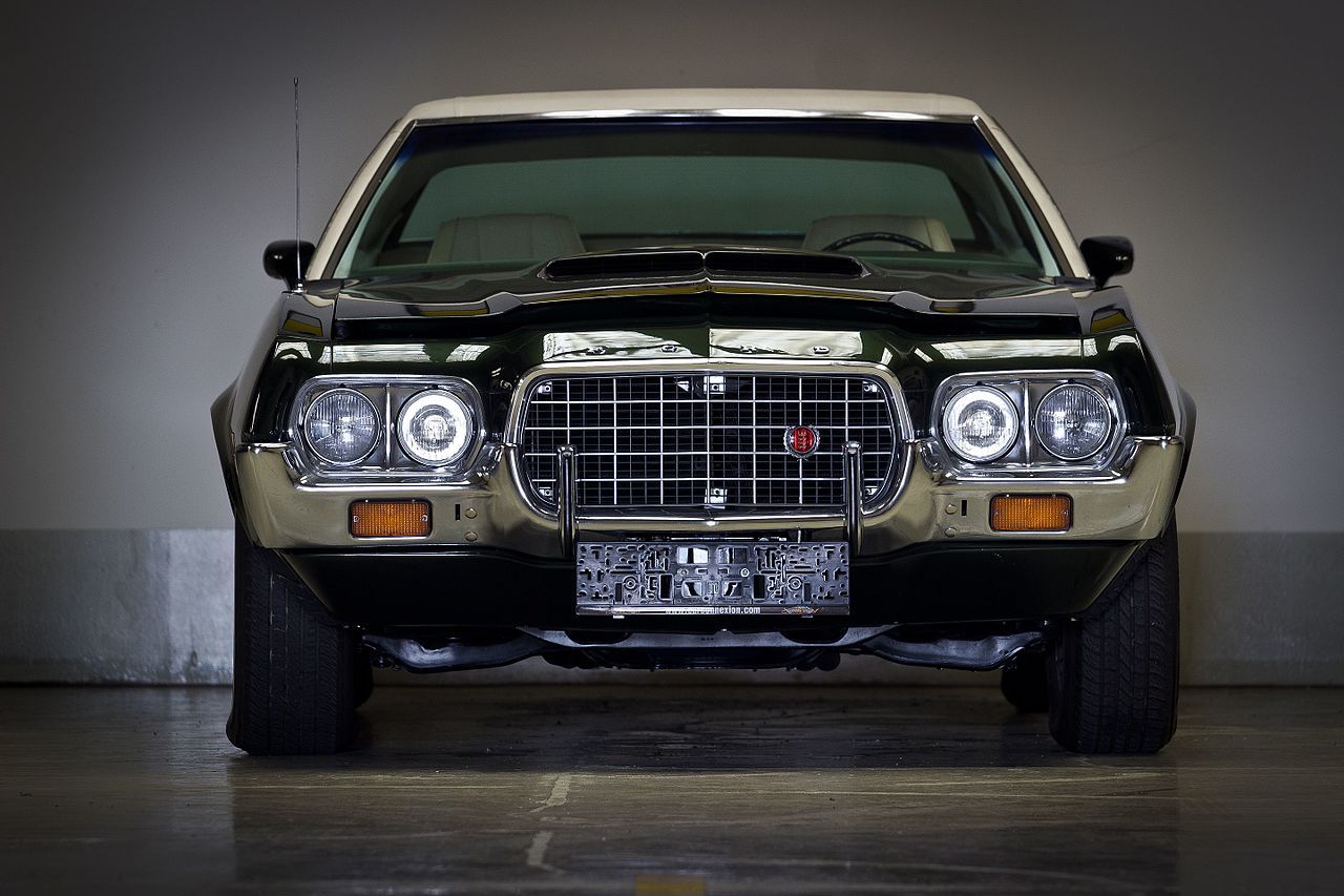 1280px-1972_Ford_Gran_Torino_Sport_by_Retrowerk_at