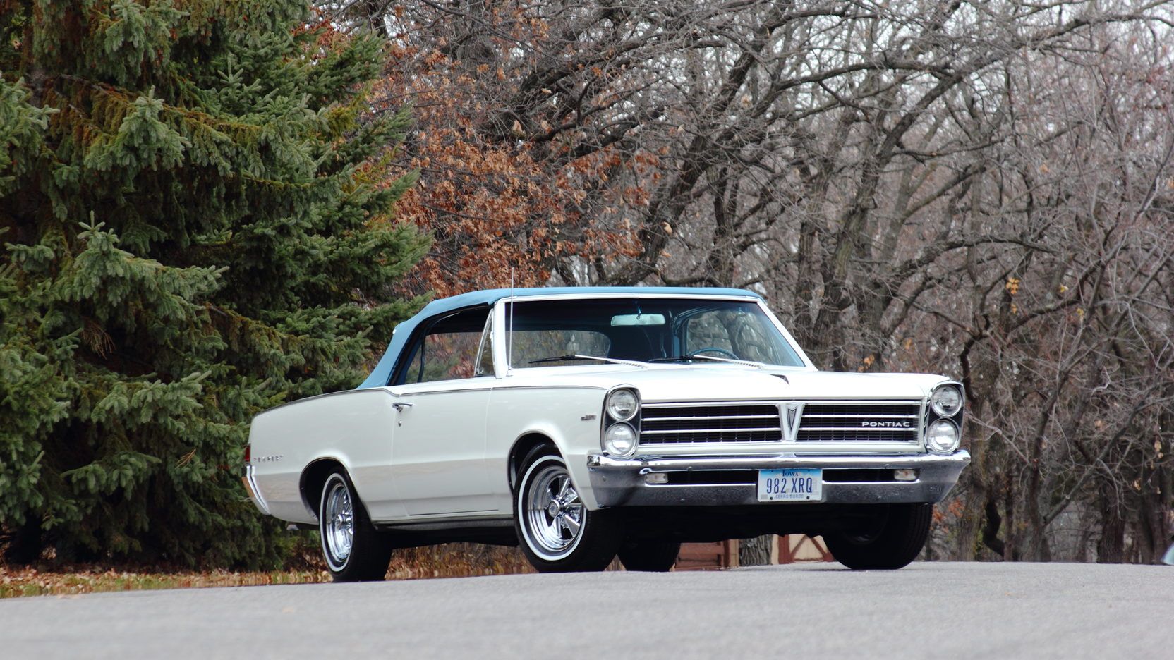1965 Pontiac Tempest convertible 326, white, candy blue rooftop, front