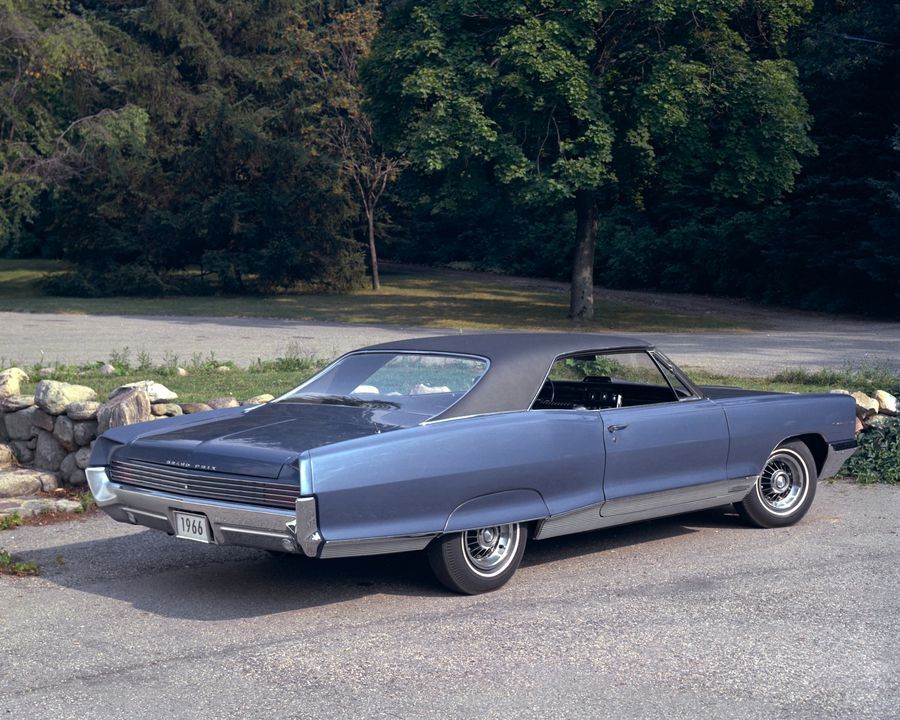1966 Pontiac Bonneville in blue, vynil roof, rear, from Hemmings