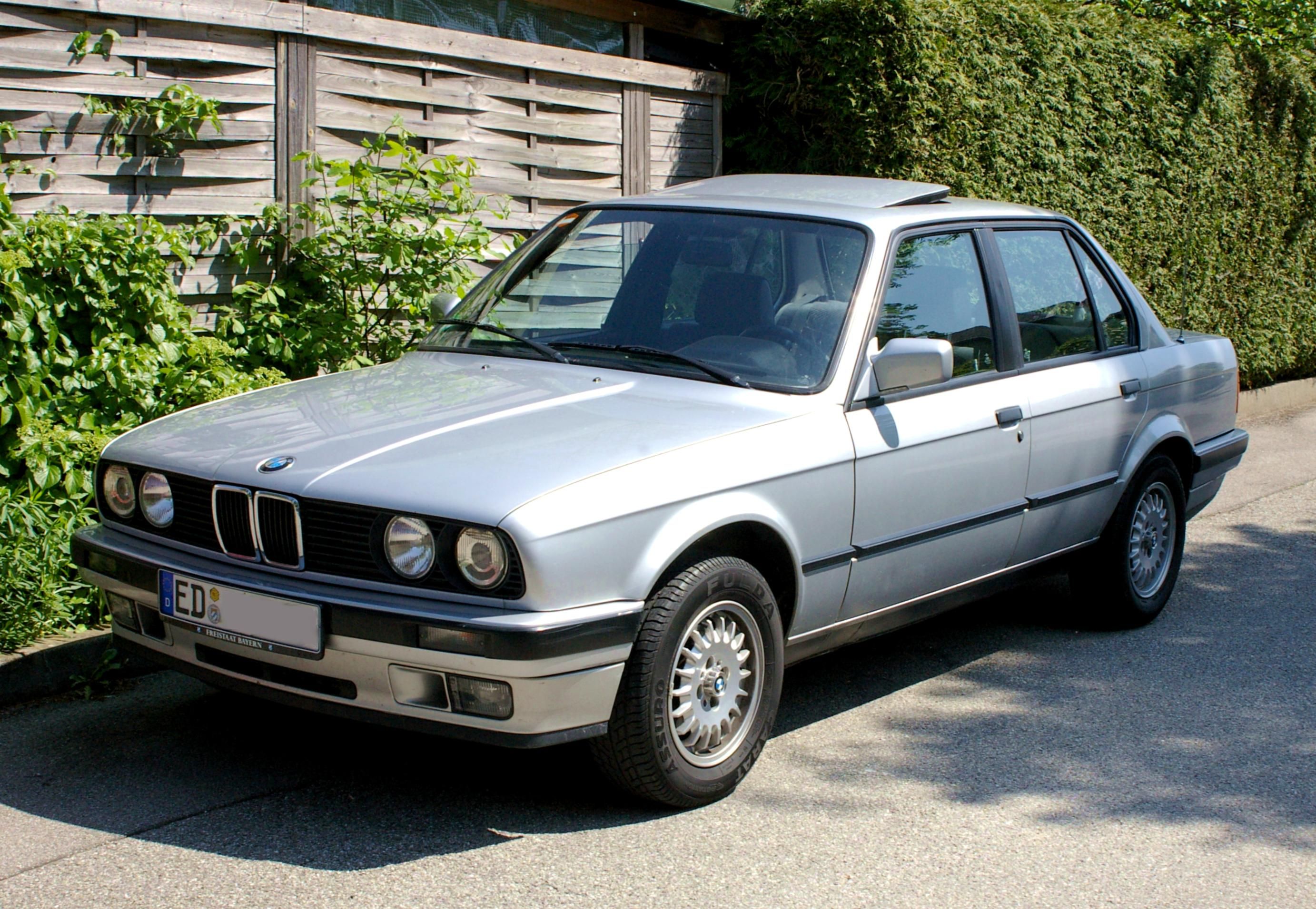 1985 BMW E30 325i via Wikimedia