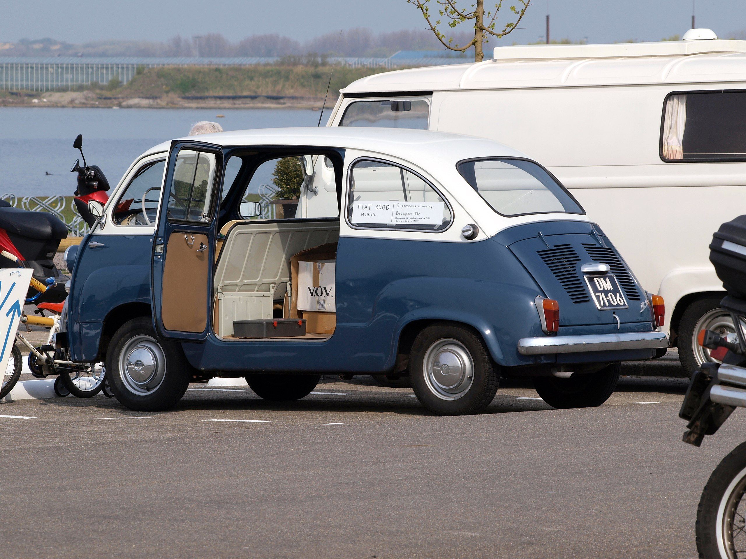 2560px-Fiat_600D_Multipla_(1965)_,_Dutch_licence_registration_DM-71-06_picA Wikimedia Commons