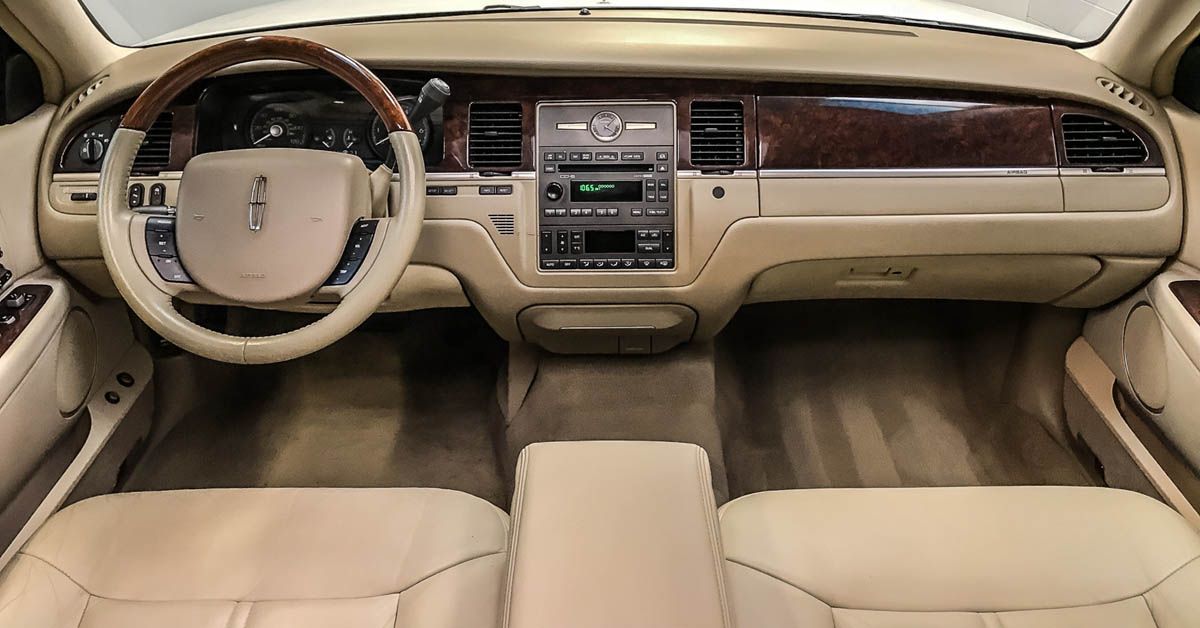 2007 Lincoln Town Car Luxurious Interiors 