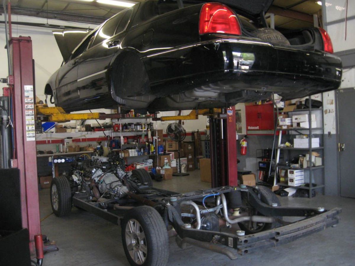 Lincoln Town Car In The Workshopo
