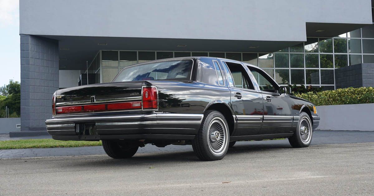 1990 Lincoln Town Car Full-Size American Luxury Sedan