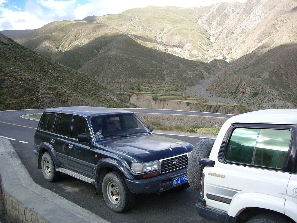 Black Toyota Land Cruiser (J80) in Tibet