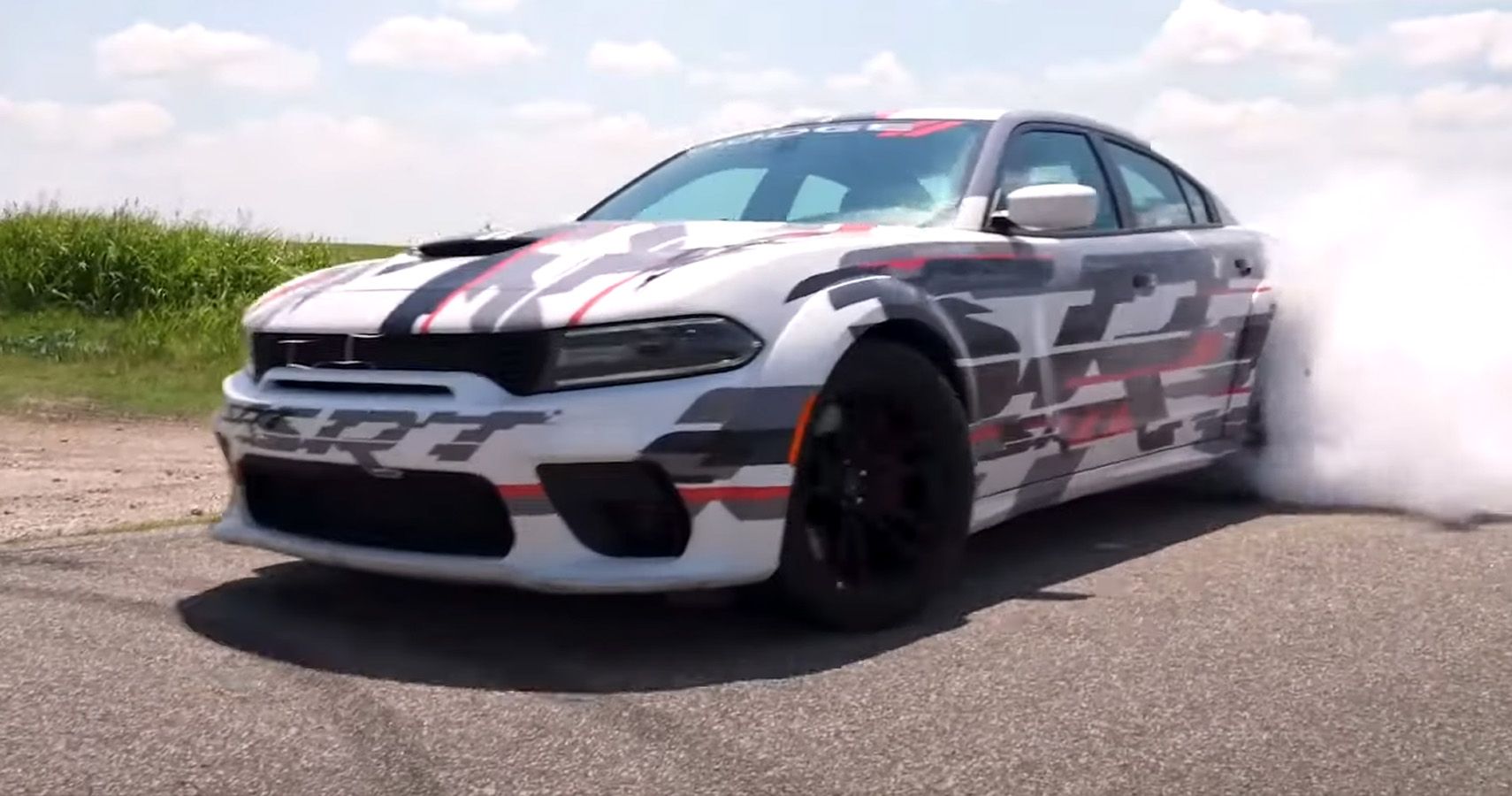 Dodge 2021 Charger SRT Hellcat sofre burnout em rodovia rural