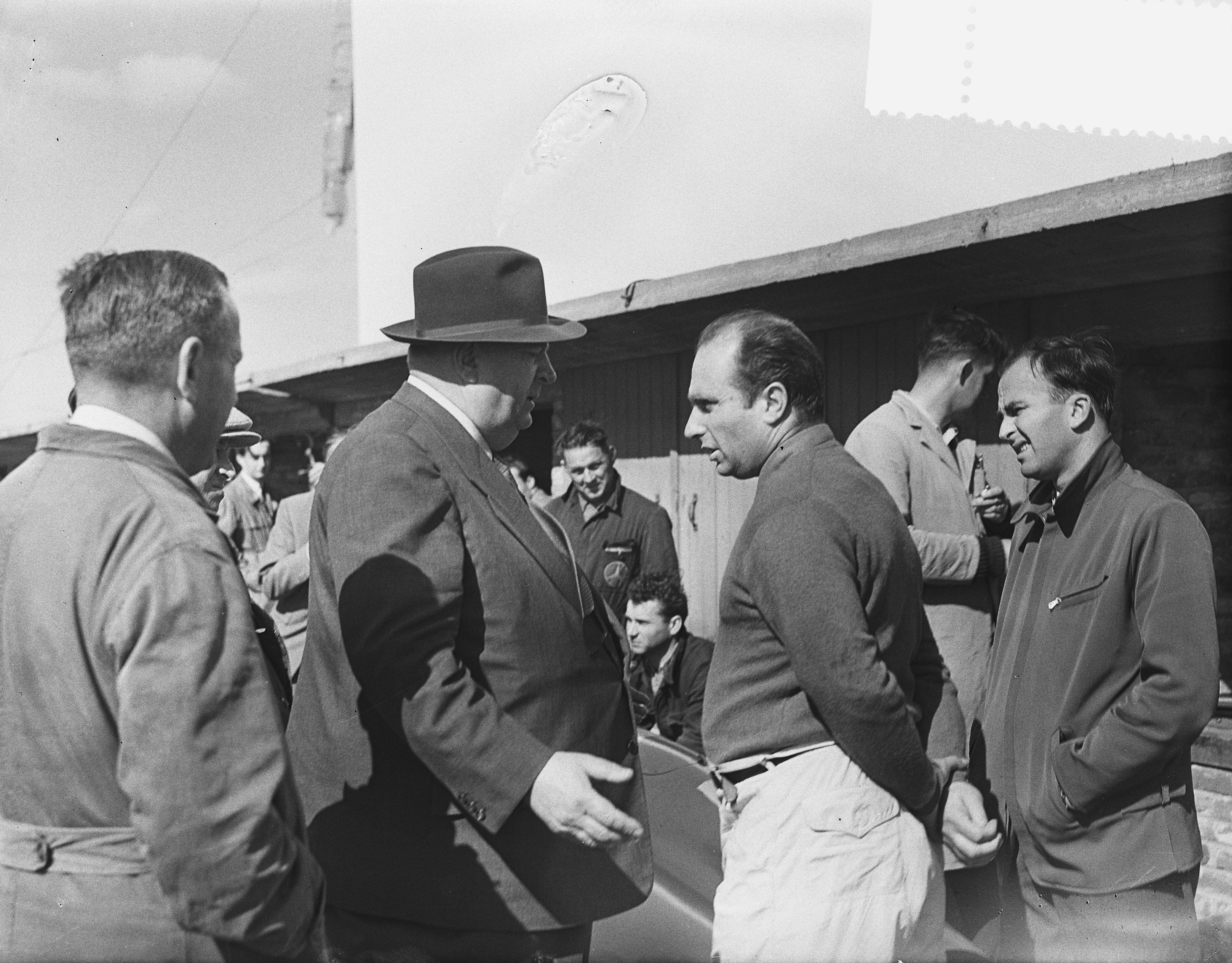Juan_Manuel_Fangio_and_Alfred_Neubauer_1955_Dutch_GP