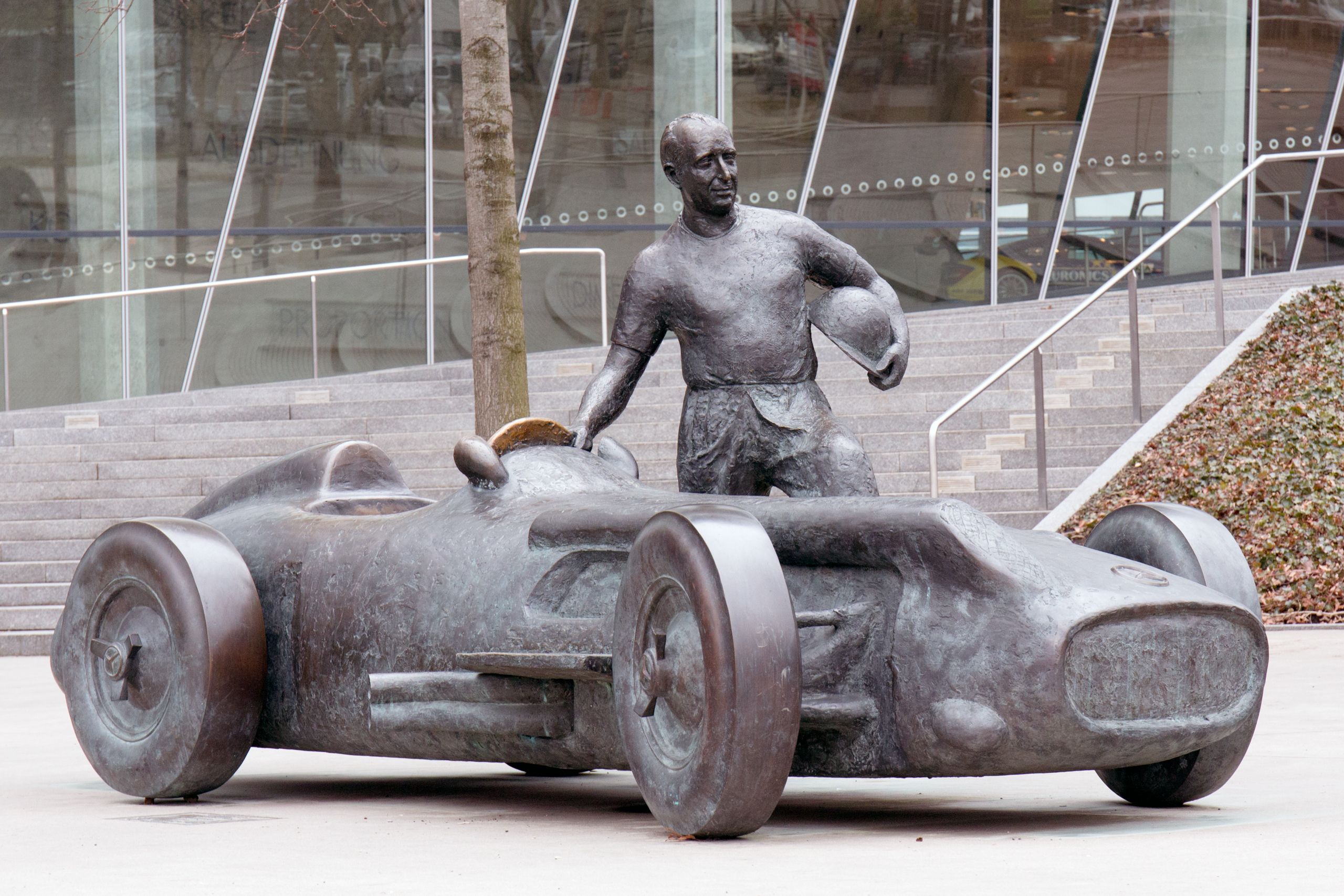 Juan_Manuel_Fangio_statue_Mercedes-Benz_Museum