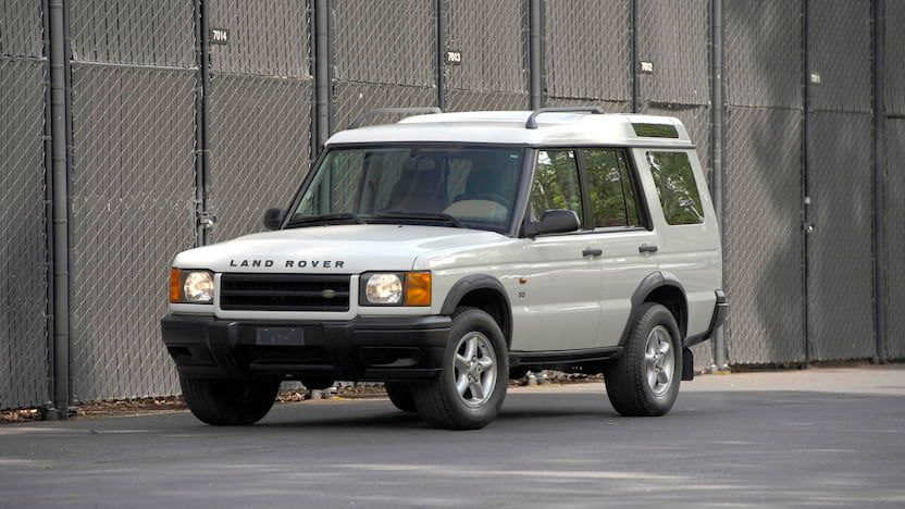 Land Rover Discovery Series II branco na entrada