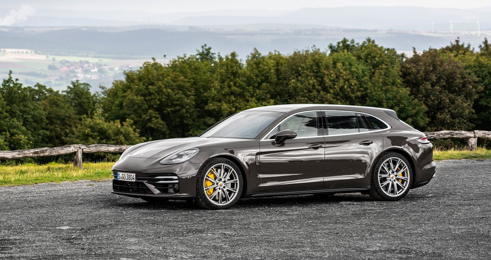 Front 3/4 view of the Panamera Sport Turismo