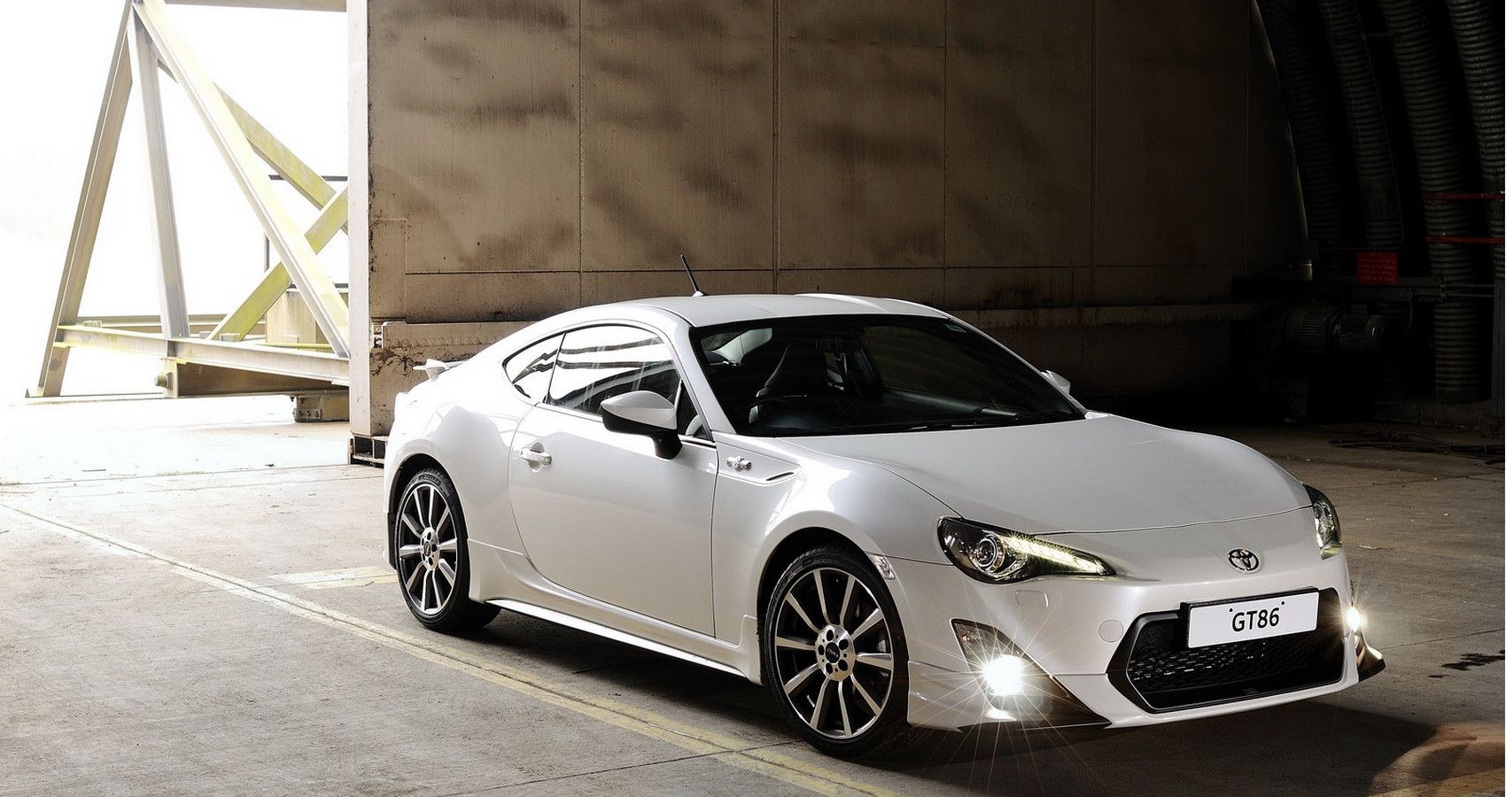 White Toyota GT86 Parked Front 3/4 View