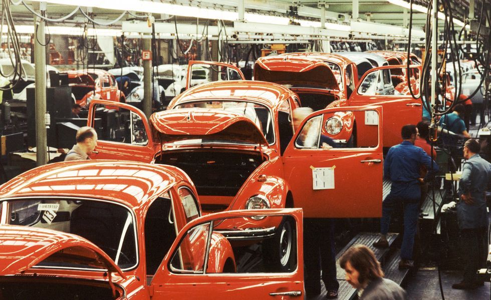 1973-VW-Beetles-assembly