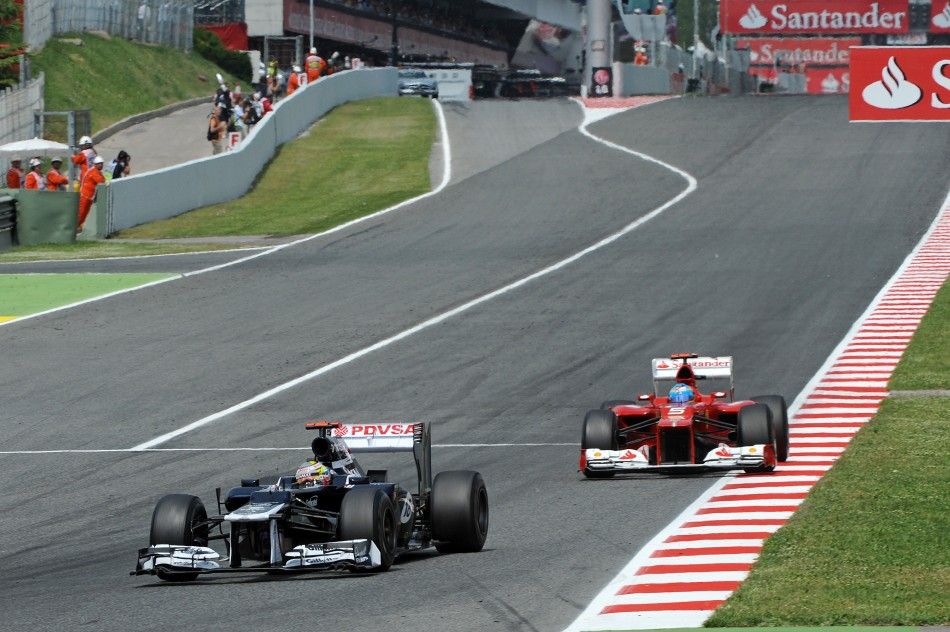 Pastor Maldonado (Williams) Leads Fernando Alonso (Ferrari)