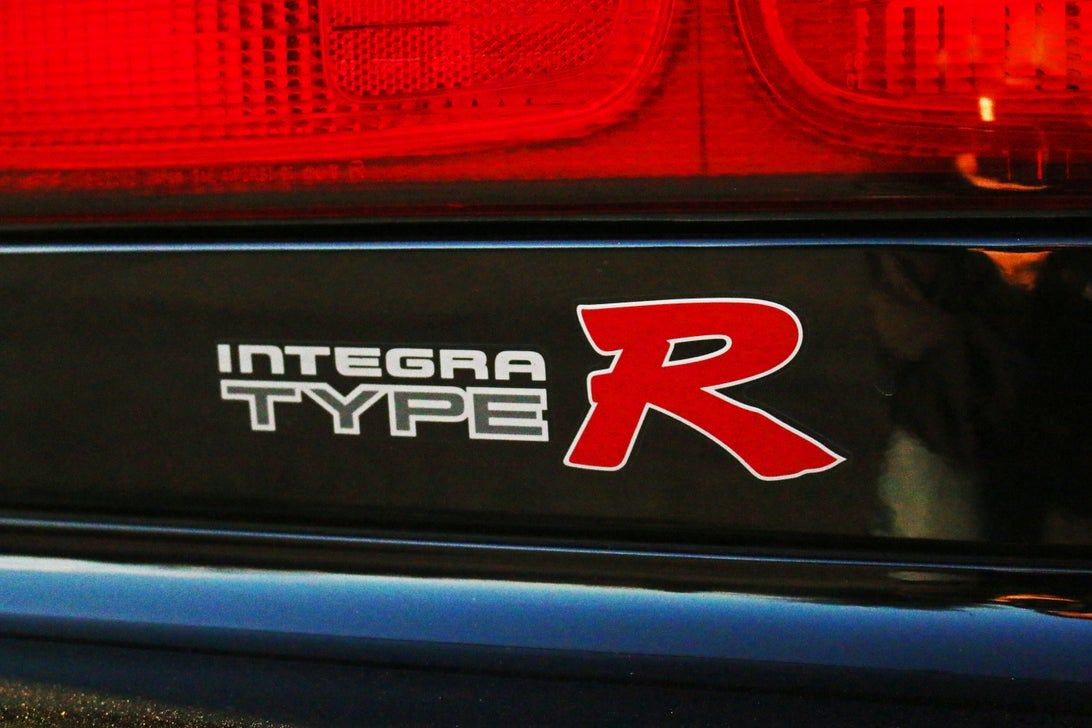 2000 acura integra type r close up on logo