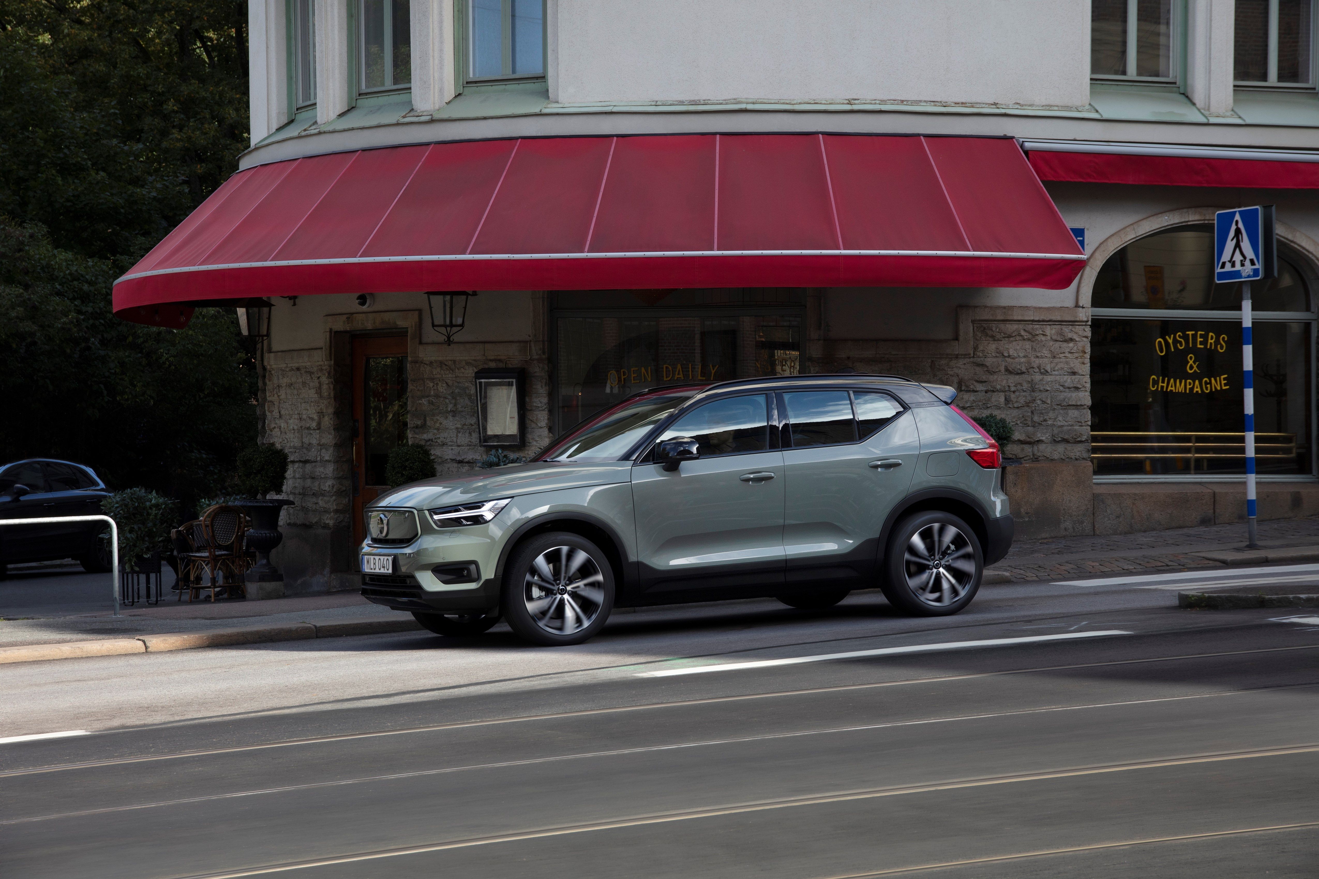 271706_Volvo_XC40_Recharge_P8_AWD_in_Sage_Green