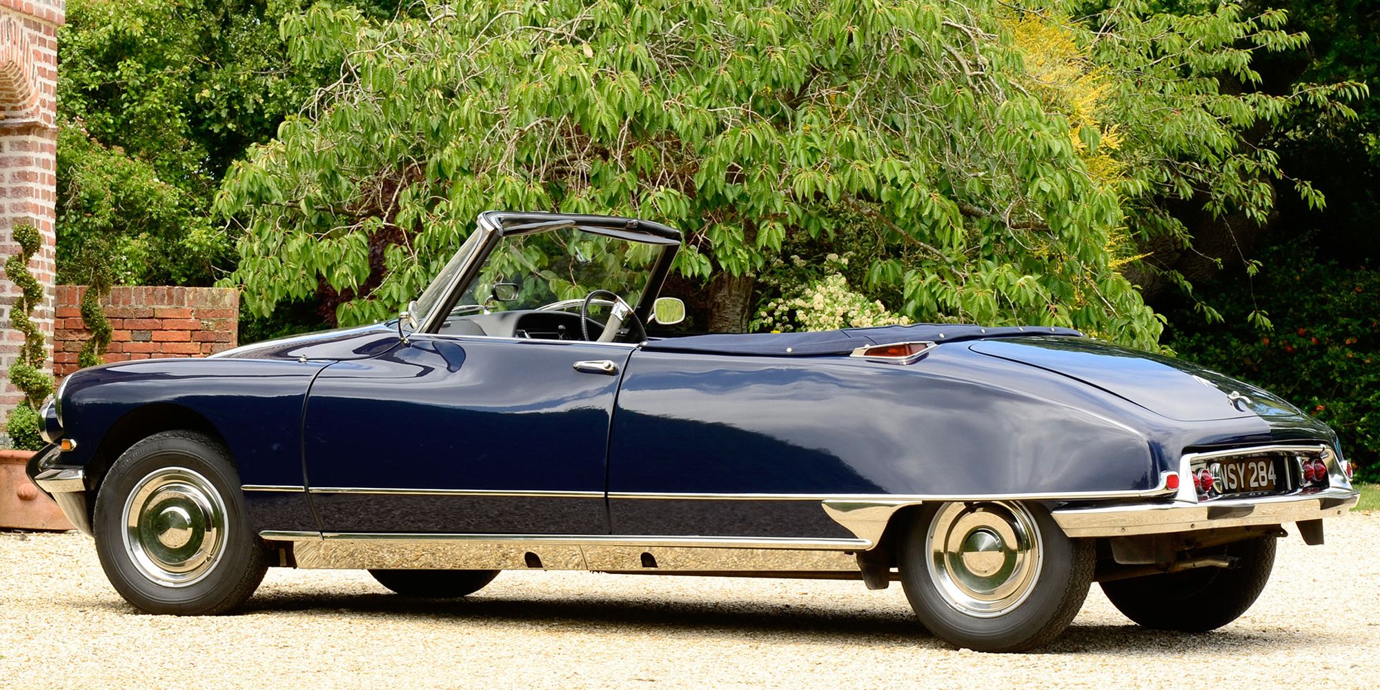 Rear 3/4 view of a dark blue DS Cabriolet