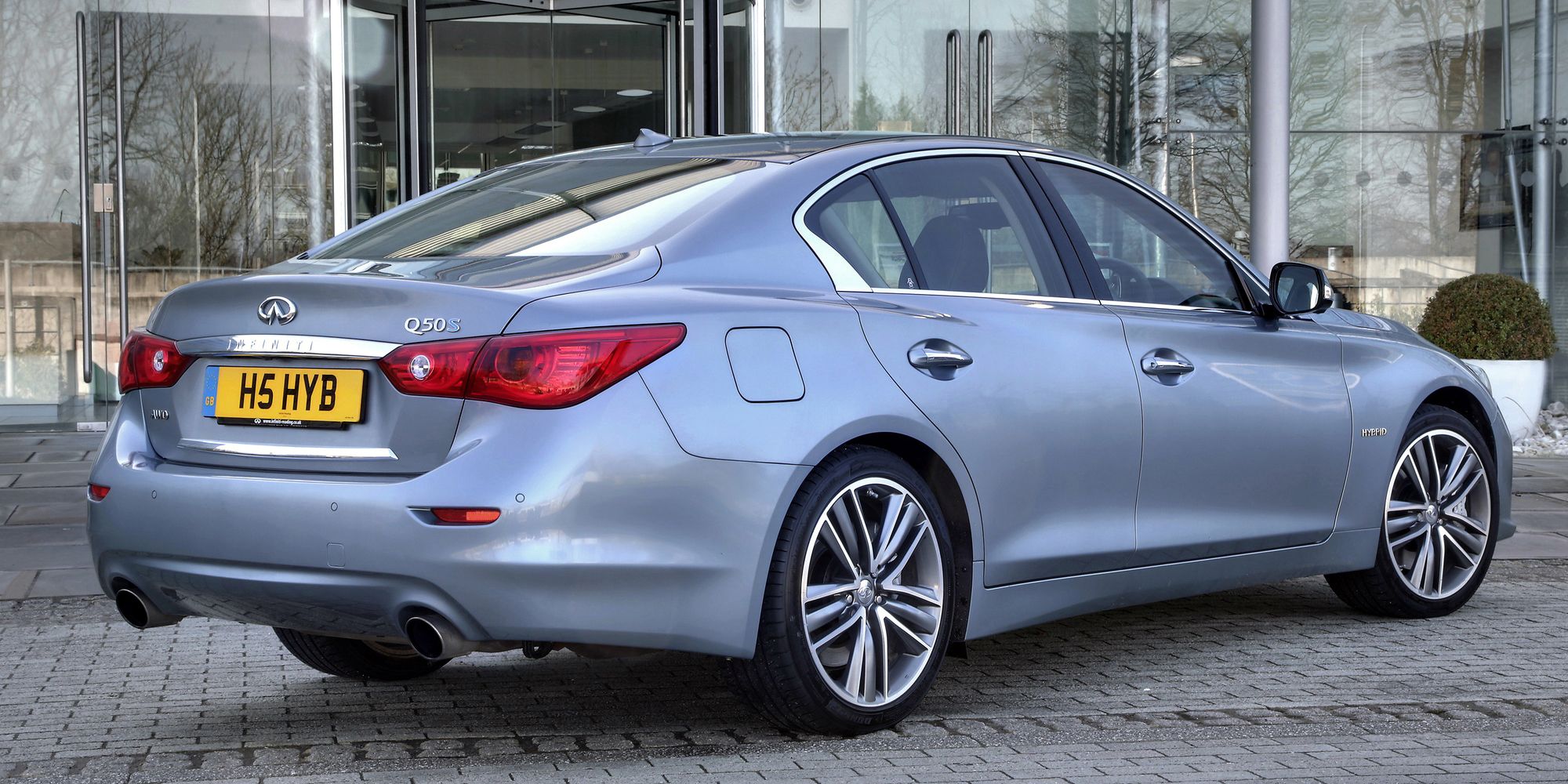 Rear 3/4 view of the Q50 Hybrid