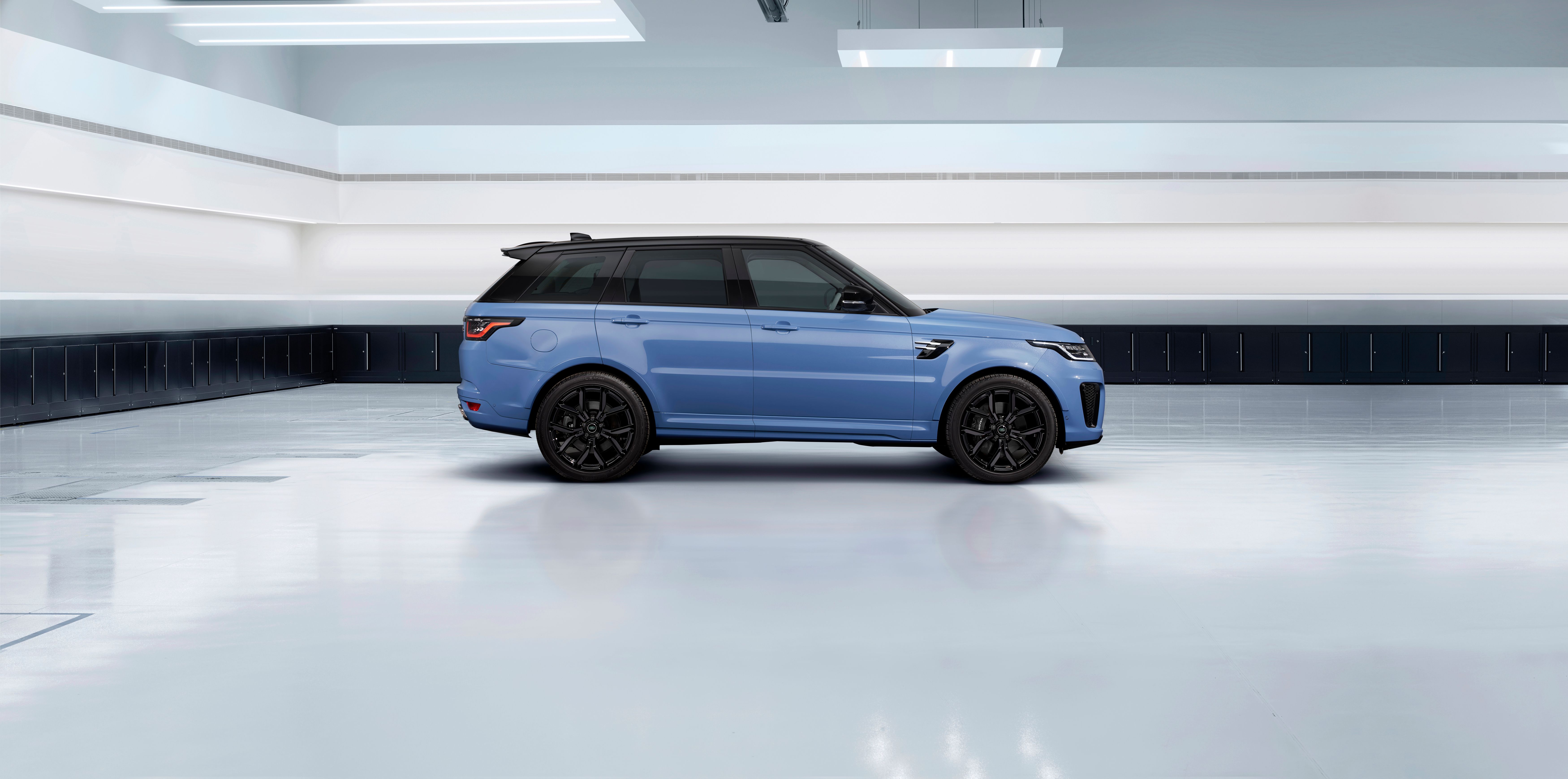 Land Rover Range Rover SVR Ultimate Edition Side View