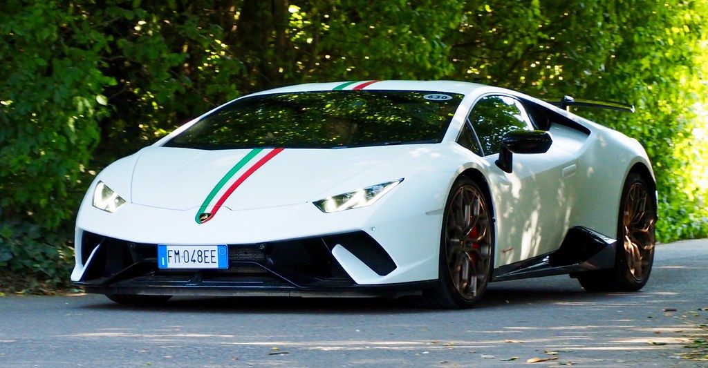 Lamborghini Huracan Perfomante White with italian Stripes