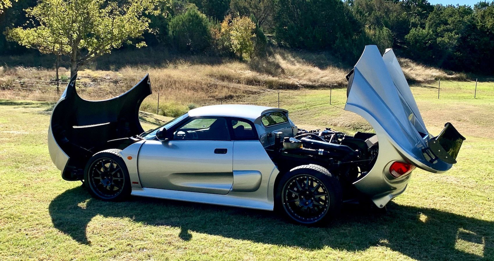 Noble M400 - Side view