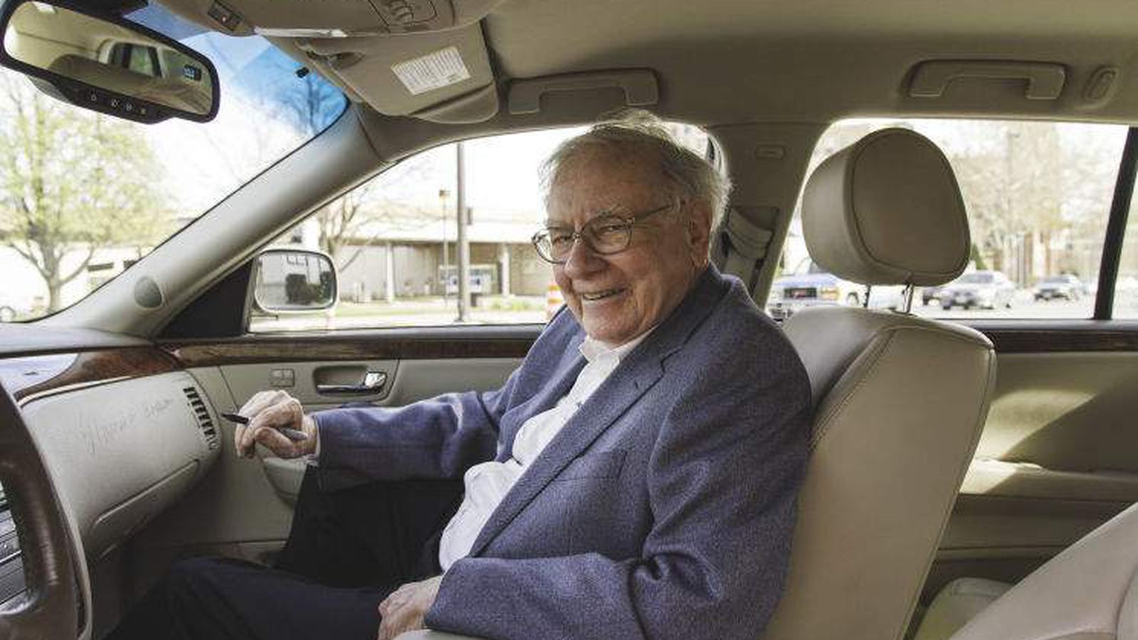 Warren Buffet Signing and selling his Cadillac DTS
