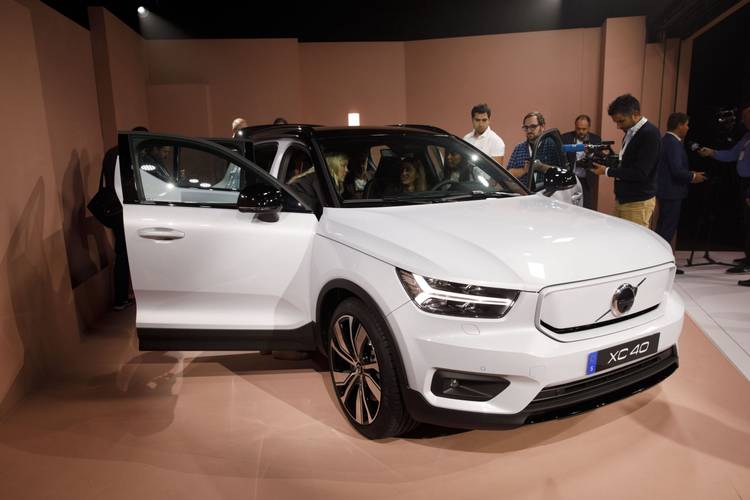White-2021-XC40-Recharge.jpg?q=50&fit=cr