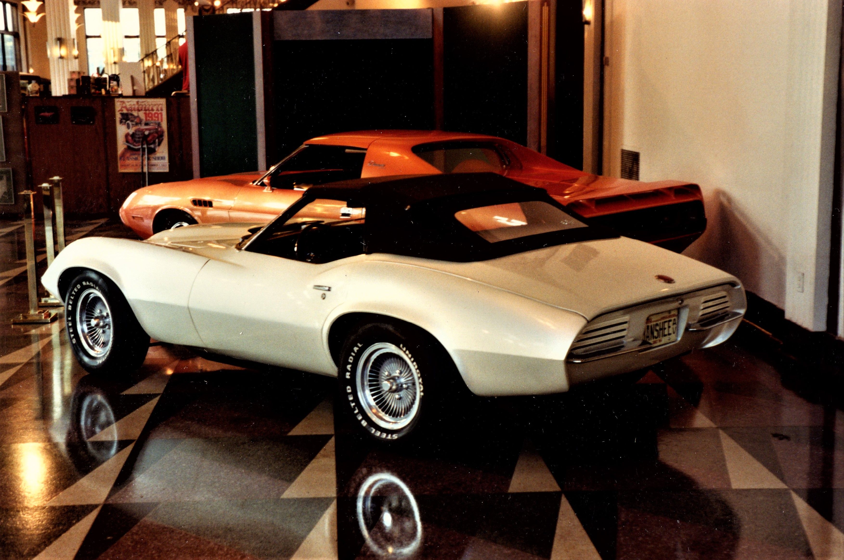 1964_Pontiac_Banshee_(XP-833)_Concept_Car_rear
