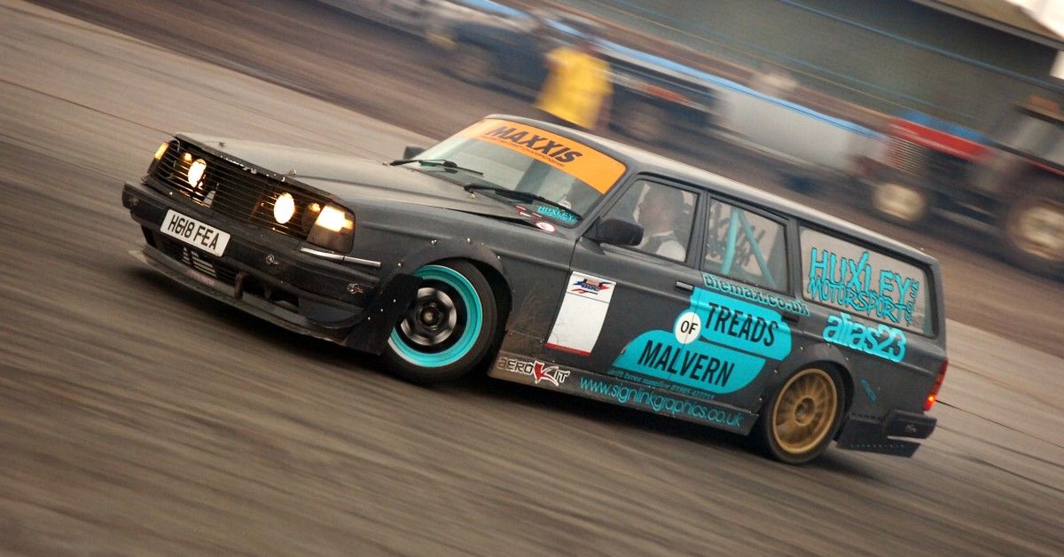 Modified 1989 Volvo 240 Station Wagon Drifting