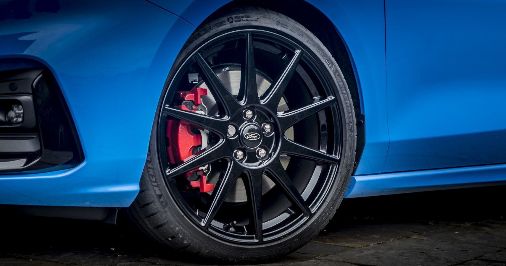 Ford Focus ST Edition wheels close-up view