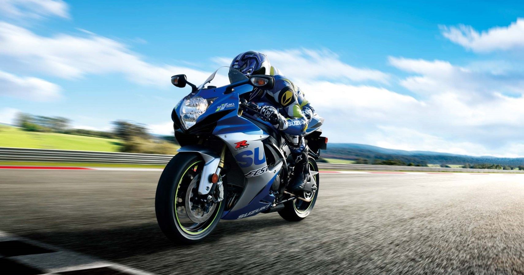 Suzuki GSX-R750 racing it out on the track