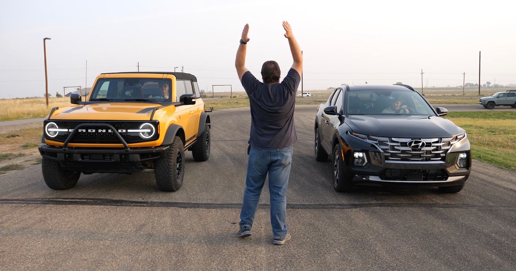 2021 Ford Bronco Vs Hyundai Santa Cruz Drag Race Is As Silly As It