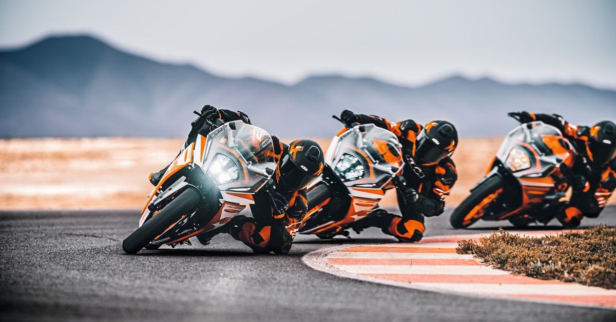 2022 KTM RC125 paints the track orange
