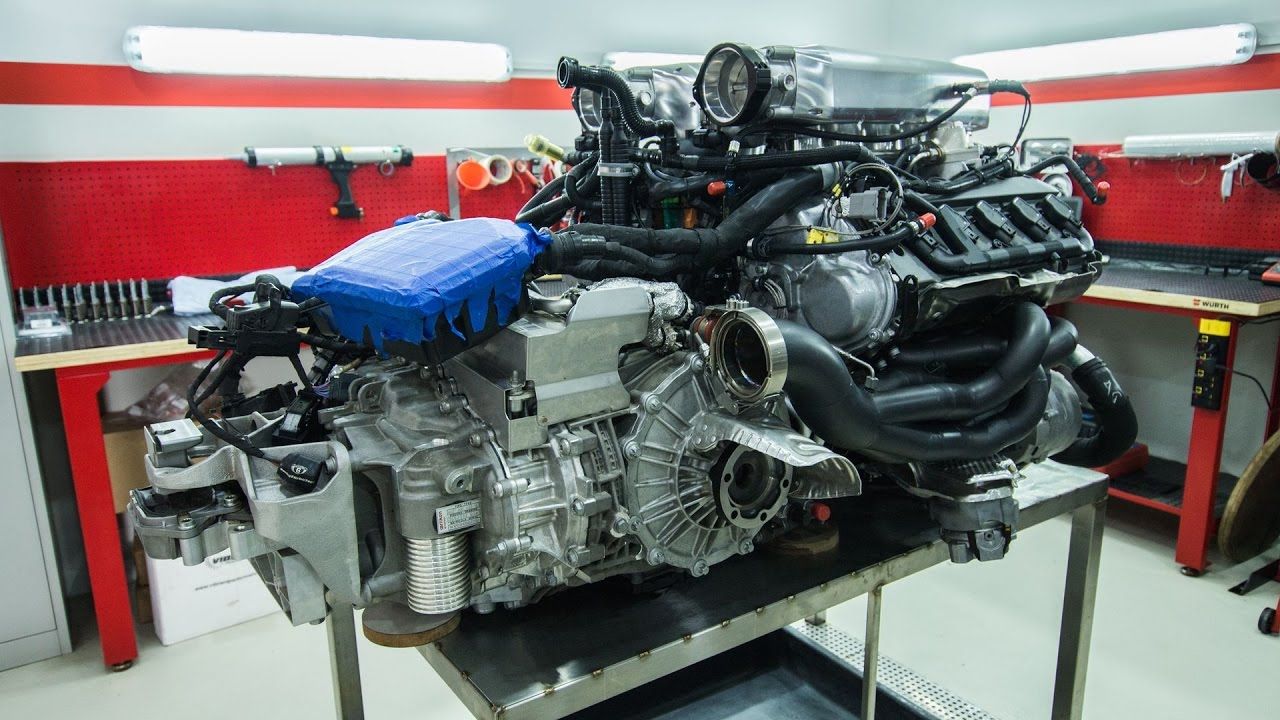 Lamborghini-Huracan-Engine-Assembly-1