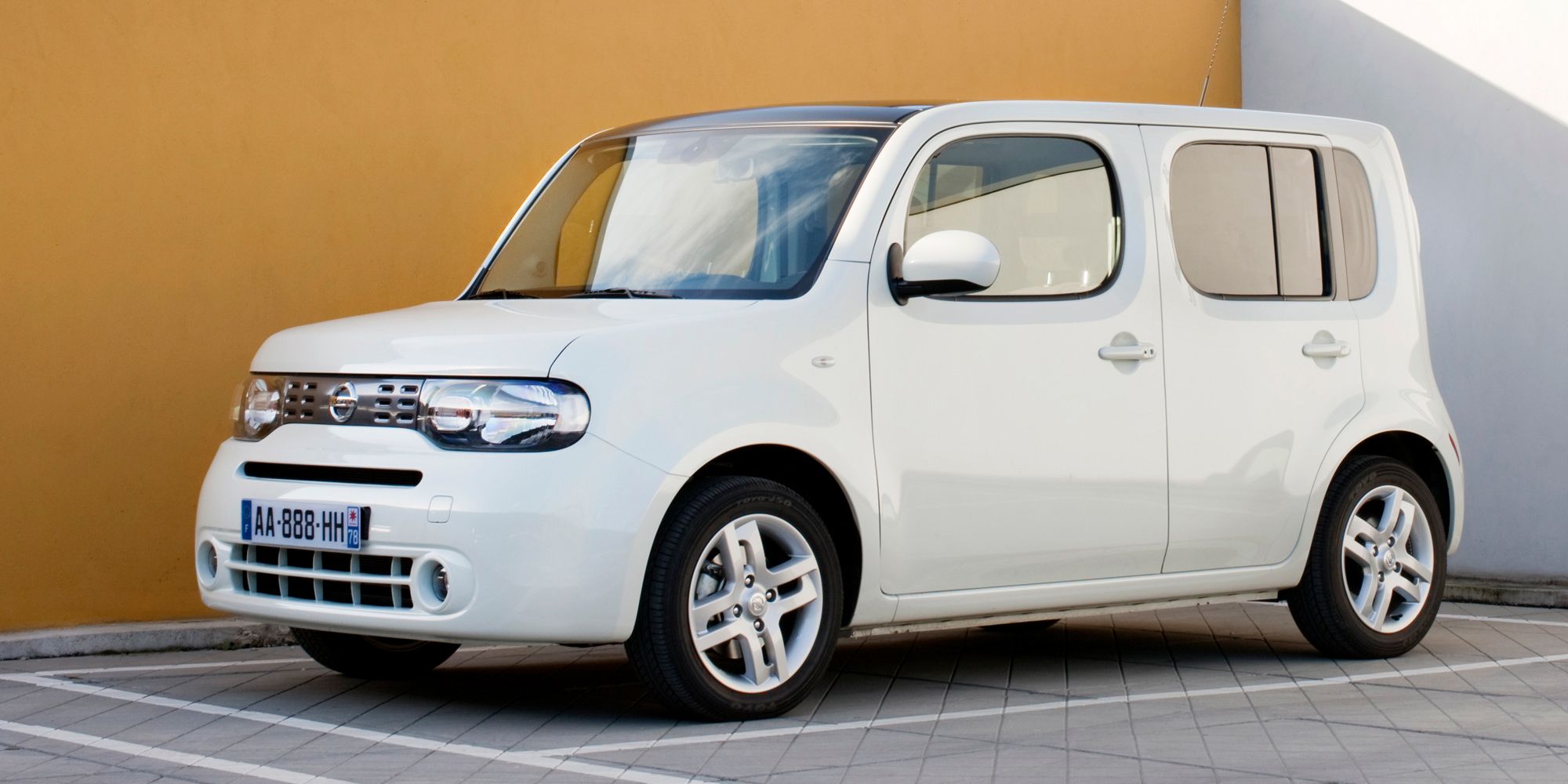 Front 3/4 view of the Nissan Cube