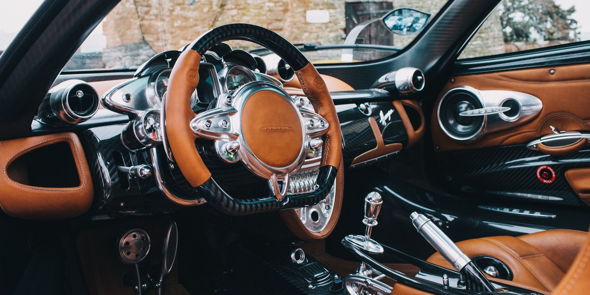 Moderner Luxus Auto weiss Leder Interieur mit natürlichem Holz. Teil aus  Leder Autositz details mit Ziernähten. Innenraum der Prestige modernes Auto.  Wh Stockfotografie - Alamy