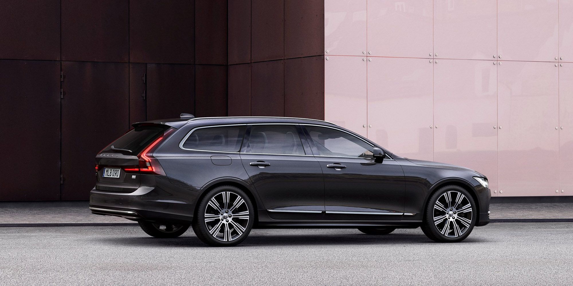 Rear 3/4 view of the V90
