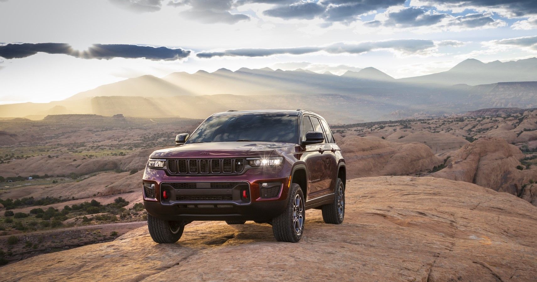 2022 Jeep Grand Cherokee Trailhawk hd off-roading SUV wallpaper