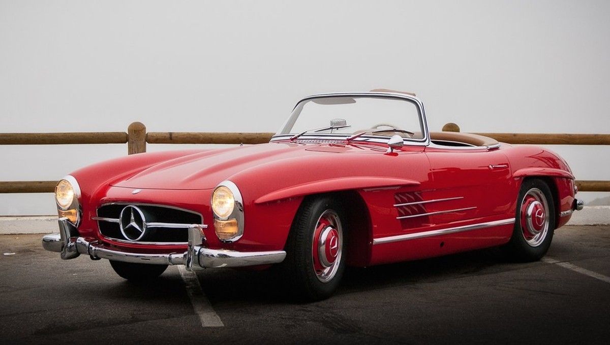A picture of the front angle of the Mercedez-Benz 300 SL.