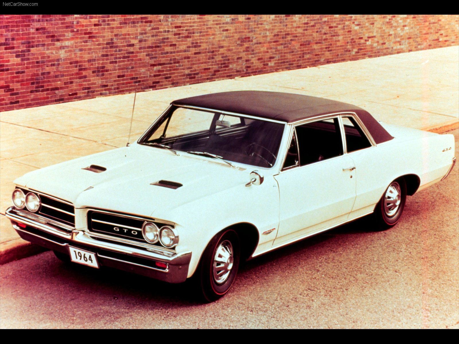 Pontiac-GTO-1964-wallpaper